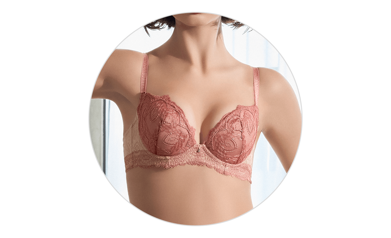 図説：集めたバストをさらに寄せて、谷間メイクするステップ2